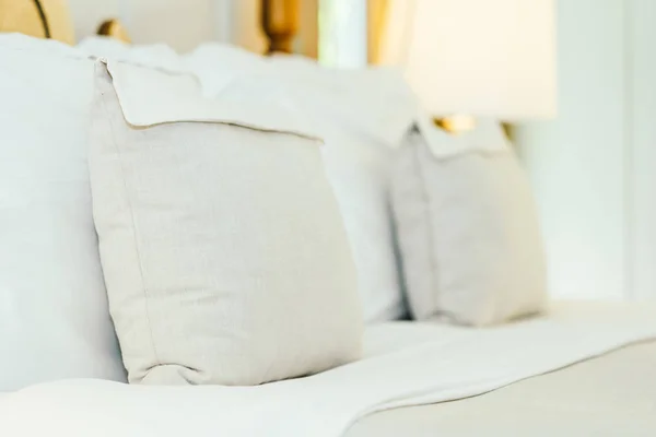Белая подушка на отделке кровати в красивой спальне класса люкс — стоковое фото