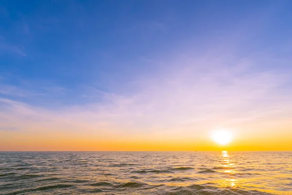 바다와 바다에서 일몰의 아름 다운 풍경 — 스톡 사진