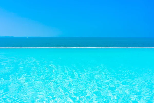 W에 야외 수영장 바다 바다의 아름 다운 풍경 — 스톡 사진