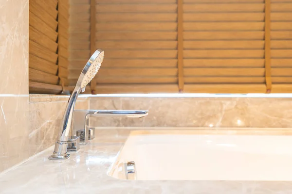 Bella decorazione vasca da bagno di lusso interno della stanza — Foto Stock