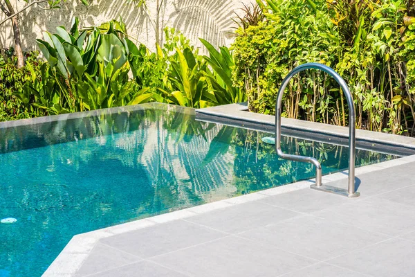 Nádherná krajinná venkovní bazén v hotelu a letovisku — Stock fotografie