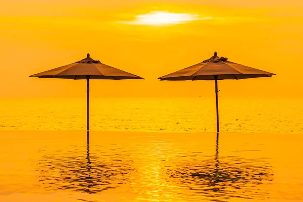 Sonnenschirm und Liegestuhl rund um Schwimmbad Neary Meer Ozean Strand bei — Stockfoto