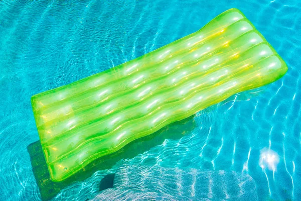 Anel de natação colorido ou flutuador de borracha em torno da água da piscina — Fotografia de Stock