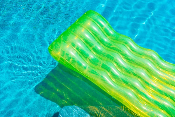 Bunter Schwimmring oder Gummischwimmer um Schwimmbadwasser — Stockfoto