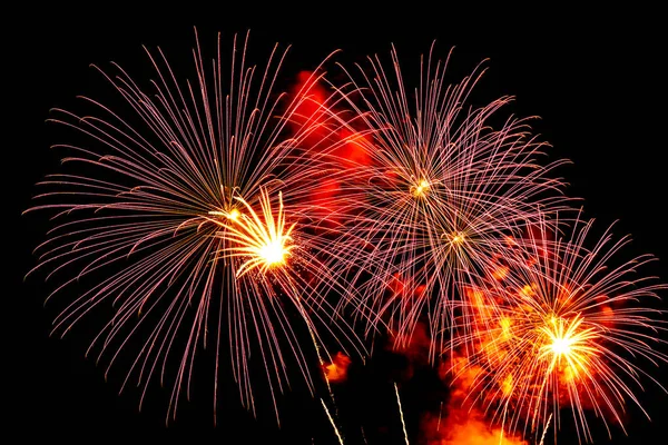 Gyönyörű tűzijáték az égen éjszaka ünneplés — Stock Fotó