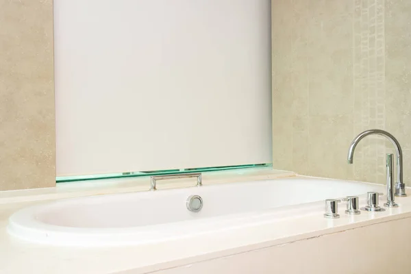 Bellissimo lusso e pulito interno bianco decorazione vasca da bagno — Foto Stock