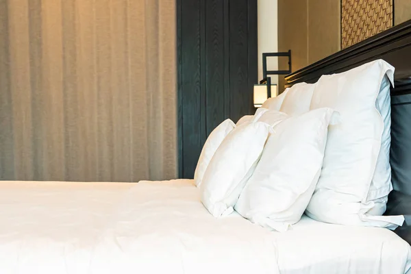 Piękne luksusowe wygodne białe poduszki na dekoracji łóżka w b — Zdjęcie stockowe
