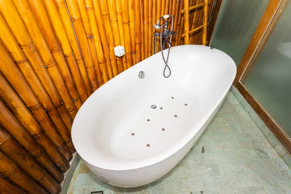 浴室中美丽的豪华白色浴缸装饰 — 图库照片