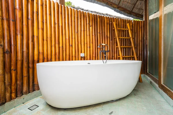 Bela decoração de banheira branca de luxo no banheiro — Fotografia de Stock