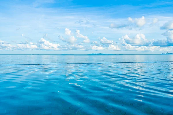Hotel Resort neredeyse deniz Okyanusu güzel açık yüzme havuzu — Stok fotoğraf