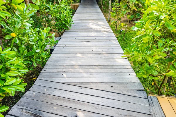 Piękne drewniane ścieżki chodzić w ogrodzie — Zdjęcie stockowe