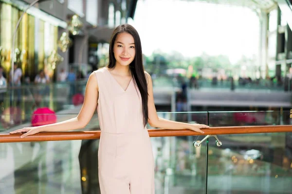 Красива азіатська жінка посміхається і щаслива в торговому центрі — стокове фото