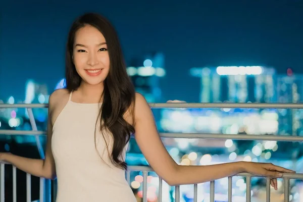 Gyönyörű ázsiai nők mosoly, és boldog, a szingapúri városra — Stock Fotó