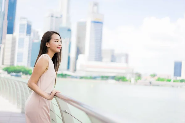 Schöne asiatische Frau lächeln und glücklich zu reisen in singapore cit — Stockfoto