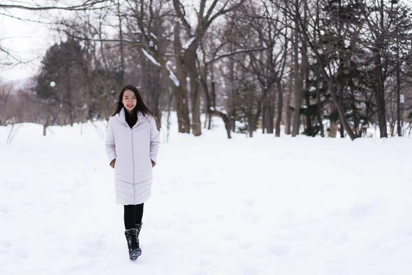 Bela jovem ásia mulher sorrindo feliz para viagem no neve ganhar — Fotografia de Stock