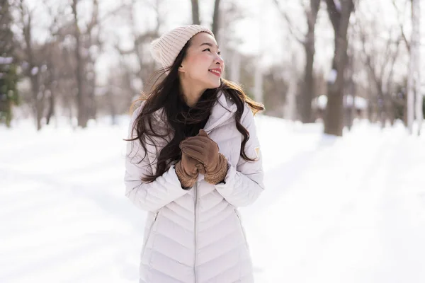 Hermosa joven asiática mujer sonriendo feliz para viajar en la nieve ganar — Foto de Stock