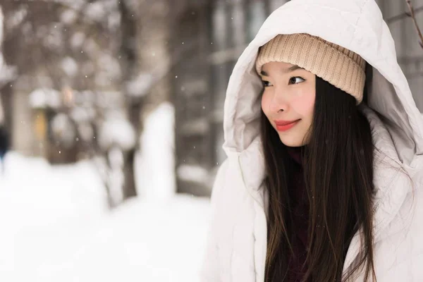 Vacker ung asiatisk kvinna ler glad för resa i snö win — Stockfoto