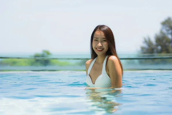 Hermosa joven asiática mujer feliz y sonrisa en la piscina para —  Fotos de Stock