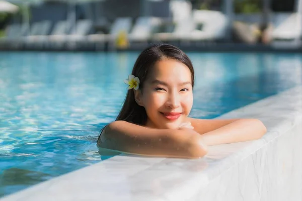 Portret mooie jonge Aziatische vrouw gelukkig smile in poep zwemmen — Stockfoto