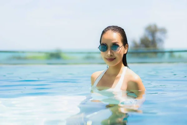 Bela jovem ásia mulher feliz e sorriso no piscina para — Fotografia de Stock