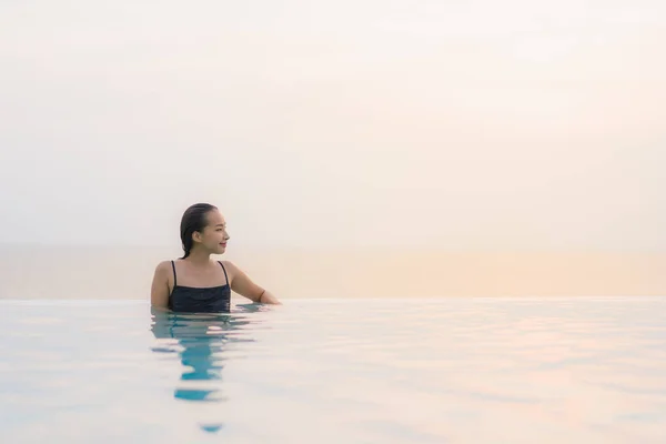 Retrato bonito jovem asiático mulher feliz sorriso relaxar em torno de sw — Fotografia de Stock