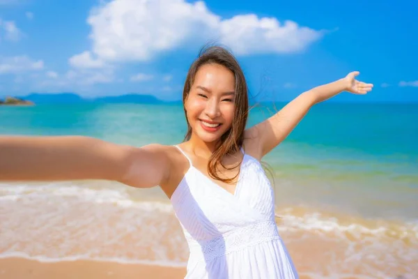 Retrato bonito jovem asiático mulher feliz sorriso lazer no o — Fotografia de Stock