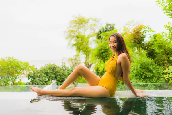 Portré szép fiatal ázsiai nő pihenni szabadidő úszás p — Stock Fotó