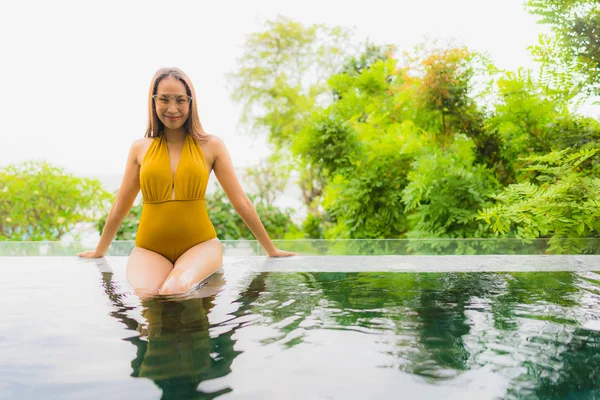 Retrato bonito jovem asiático mulher relaxar lazer na natação p — Fotografia de Stock