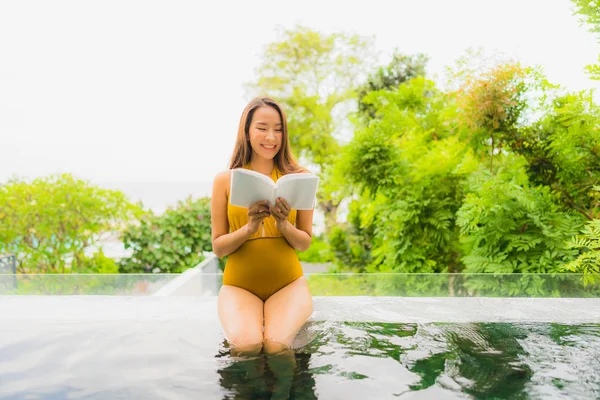 肖像 美丽的 年轻 亚洲 女人 读 书 在 游泳 po — 图库照片