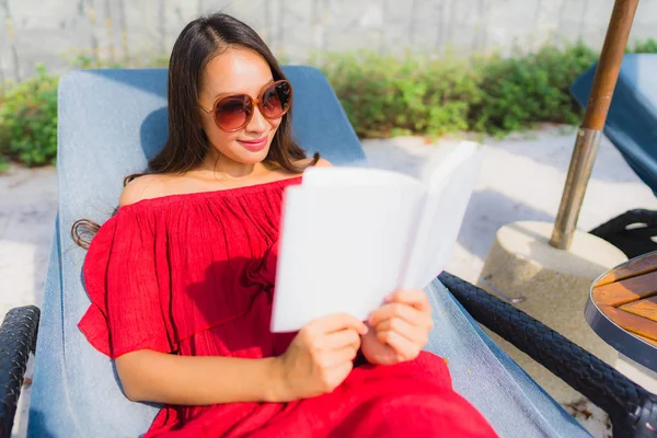 Ritratto bella giovane donna asiatica lettura libro in piscina po — Foto Stock