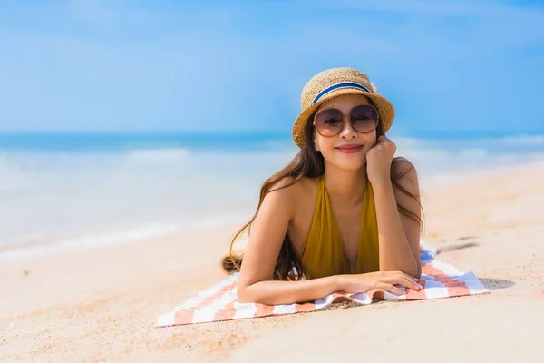 美しい若いアジアの女性の笑顔のビーチで幸せ — ストック写真