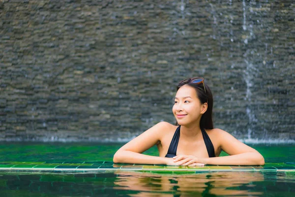 Портрет красивая молодая азиатская женщина в бассейне вокруг горячей — стоковое фото