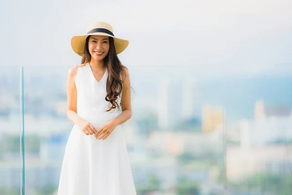 초상화 아름다운 젊은 아시아 여자 행복한 미소 휴식 에 그만큼 ro — 스톡 사진