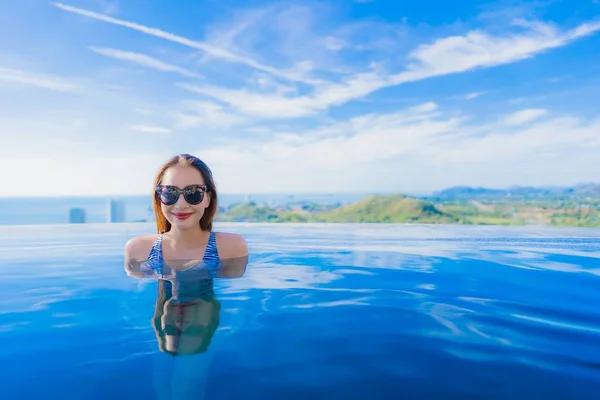 Retrato hermosa joven asiática mujer sonrisa feliz relajarse alrededor de sw — Foto de Stock