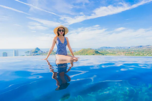 Asyalı genç gülümsemek güzel kadın portre mutlu dinlenmek