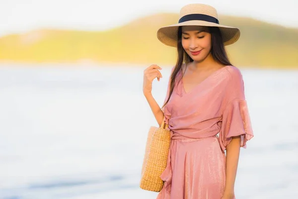Портрет молодой красивой азиатской женщины ходить улыбка и счастлив на — стоковое фото