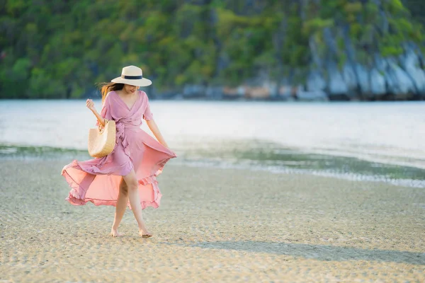 Retrato joven hermosa mujer asiática caminar sonrisa y feliz en el — Foto de Stock