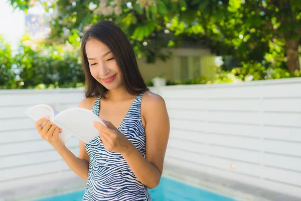 Ritratto bella giovane donna asiatica sorriso felice con lettura bo — Foto Stock