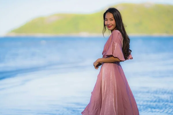 Portrait young beautiful asian woman walk smile and happy on the — Stock Photo, Image