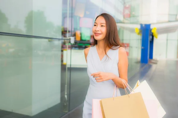 Porträtt vacker ung asiatisk kvinna lycklig och leende med shoppingga — Stockfoto