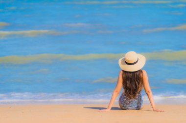 Portre güzel genç Asyalı kadın mutlu gülümseme Relax tr