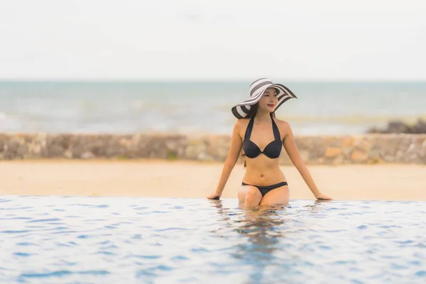 Portrait belle jeune femme asiatique porter bikini autour de la natation — Photo