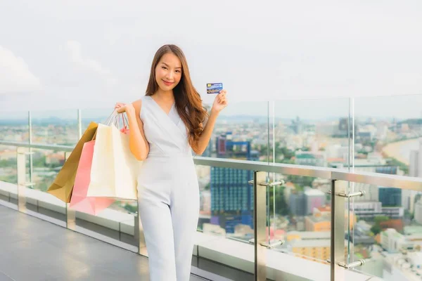 Retrato hermosa joven asiática mujer feliz y sonrisa con crédito — Foto de Stock