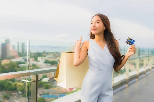 Retrato hermosa joven asiática mujer feliz y sonrisa con crédito — Foto de Stock