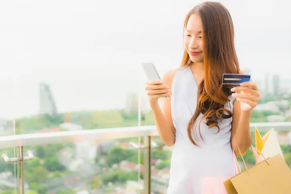 Portrait belle jeune femme asiatique heureux et sourire avec crédit — Photo