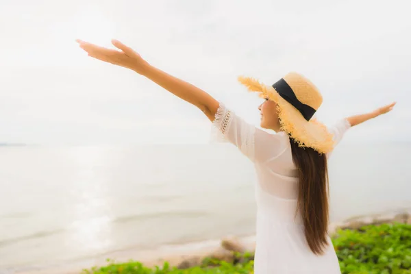 Ritratto bella donna asiatica indossare cappello con sorriso felice svago — Foto Stock