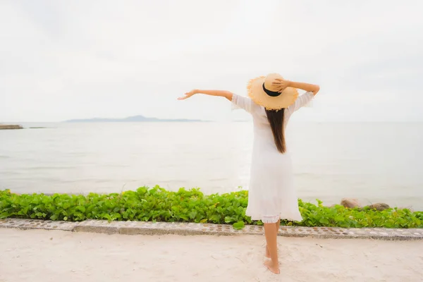 Ritratto bella donna asiatica indossare cappello con sorriso felice svago — Foto Stock