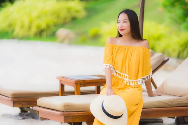 Portret piękny Asian kobieta nosić kapelusz z uśmiech szczęśliwy wypoczynek — Zdjęcie stockowe