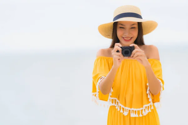 Porträt schöne asiatische Frau trägt Hut mit Lächeln fröhliche Freizeit — Stockfoto