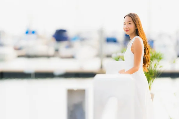 Retrato bonito jovem asiático mulher lazer sorriso feliz relaxar um — Fotografia de Stock